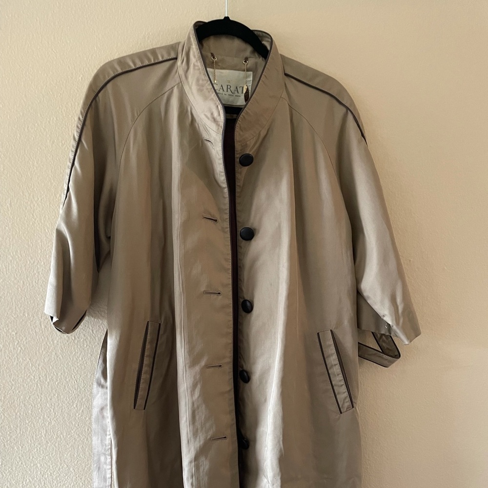 Carat trench coat tan size 9 or large